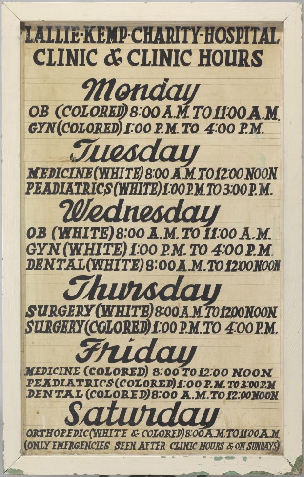 Plakat mit schwarzem Text auf einem weißen Hintergrund, das "Lallie Kemp Charity Hospital Clinic & Clinic Hours" auflistet und wahrscheinlich Clinic-Service und Öffnungszeiten detailliert.