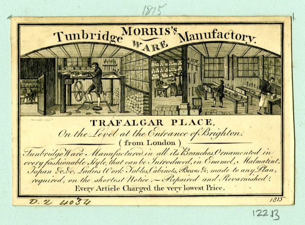 Alte Werbetafel für Morris' Tunbridge Ware Factory in Trafalgar Place, London, die Arbeiter in einer Fabrikumgebung mit Tischen und hölzernen Gegenständen zeigt.