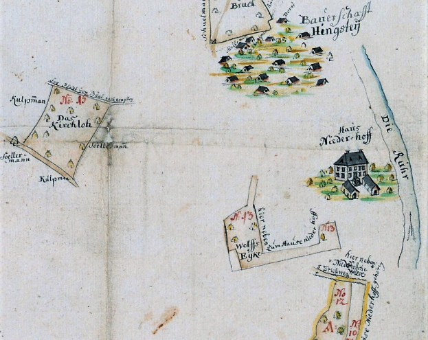 Altes Buch mit einer detaillierten Karte einer Kleinstadt auf dem Cover, einschließlich Straßen, Gebäuden und anderen Merkmalen, begleitet von beschreibendem Text.