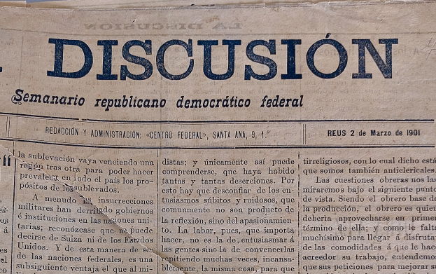 Gelblicher Zeitungsausschnitt mit schwarzer Tinte, Überschrift "Semanario Repúblicano Democrático Federal", Wort "Diskussion" sichtbar, leicht zerknittert und alt.