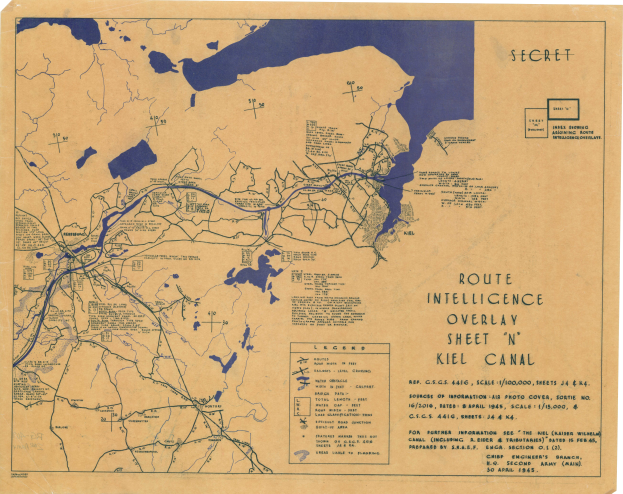 Eine detaillierte Karte der Route des Nord-Ostsee-Kanals mit Intelligence-Overlay-Blatt 'n', die Straßen, Flüsse und geografische Merkmale anzeigt, sowie begleitenden Text zur Länge, Breite und Tiefe des Kanals.