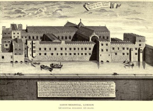 Ein Schwarz-Weiß-Bild des Savoy-Krankenhauses in London, England, mit benachbarten Gebäuden, Booten auf dem Wasser und Wolken am Himmel, mit Text am unteren Bildrand.