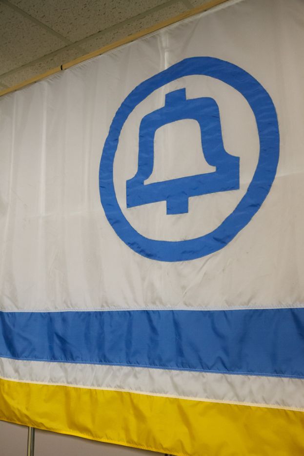 Eine Flagge mit einem Logo.