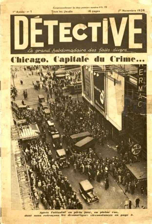 Eine alte Zeitung mit einer Menschenmenge und Fahrzeugen auf einer Straße mit Gebäuden im Hintergrund, mit der Überschrift "Detektiv, Chicago, Capital du Crime".