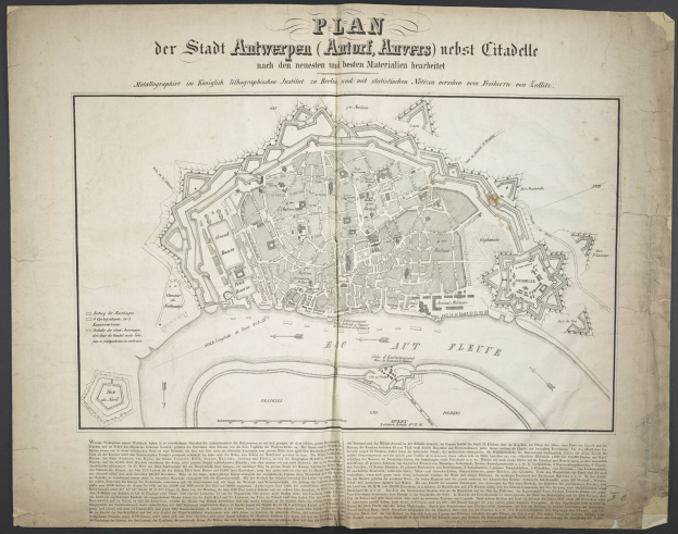 Eine detaillierte Karte von Berlin auf dem Cover eines alten Buches, mit sichtbaren Straßennamen, Gebäuden und Sehenswürdigkeiten.