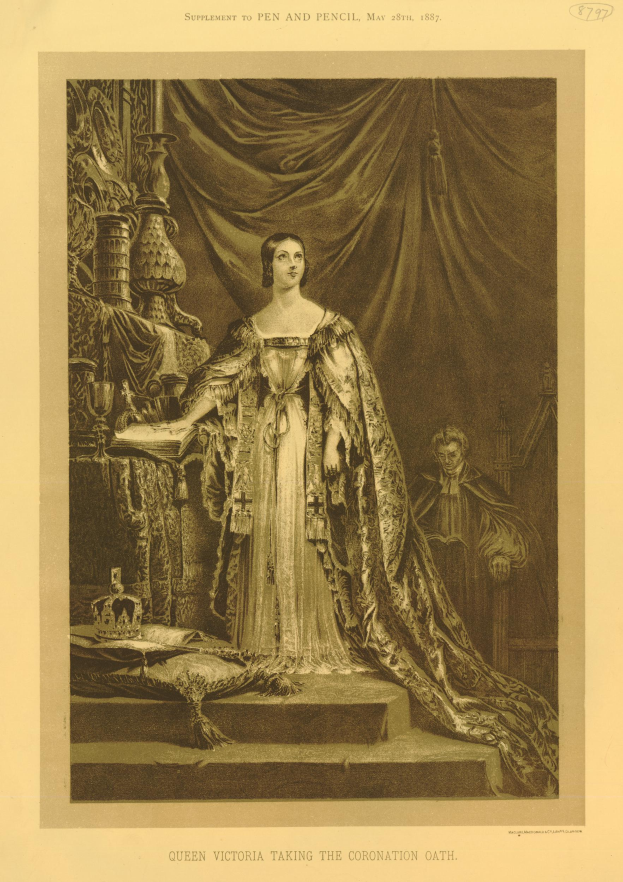 Königin Victoria in einem Kleid stehend in der Mitte den Krönungseid ablegend, mit einem Tisch voller Gegenstände links von ihr, einer weiteren Person und einem Vorhang im Hintergrund und Text am unteren Rand des Bildes.