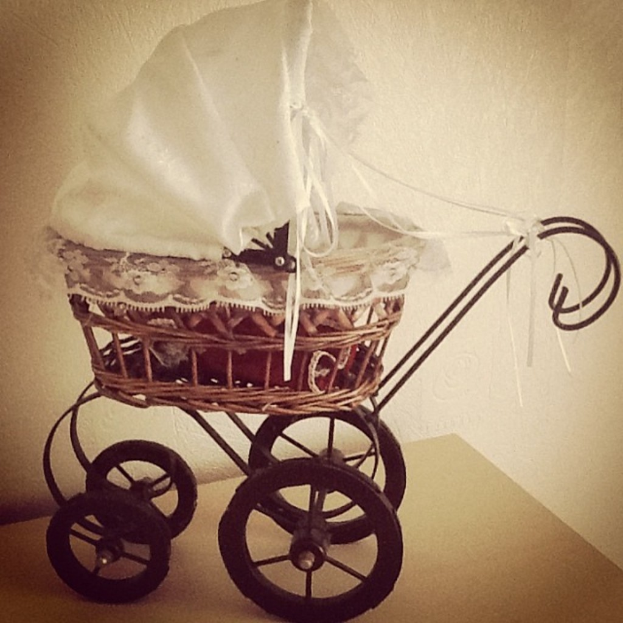 Ein Kinderwagen auf einem Tisch positioniert.
