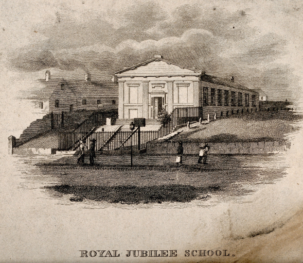 Schwarze und weiße Zeichnung der Royal Jubilee School in London mit Gebäuden, Treppen, Geländern, Menschen im Vordergrund und Text unten.