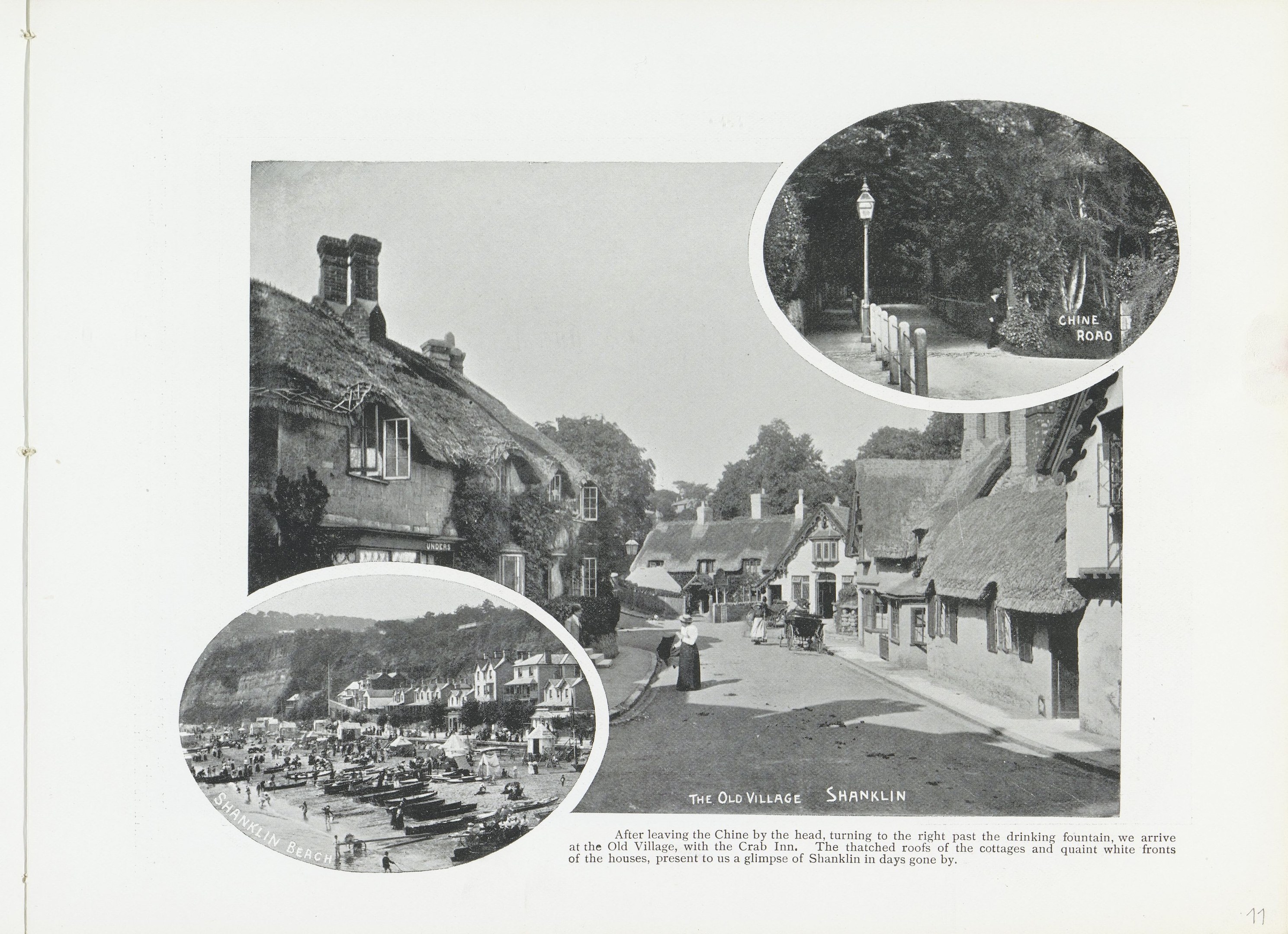 Schwarzes und weißes Foto eines Dorfs mit Reetdächern, Straßenlaternen, Menschen auf der Straße, Bäumen und einem klaren Himmel, mit Text unten.