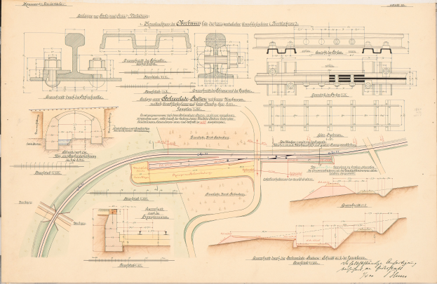 Ein altes Buch mit einer detaillierten Zeichnung einer Bahntrasse, umgeben von Text und anderen Illustrationen, zeigt einen Überblick über ein Bahnnetz.