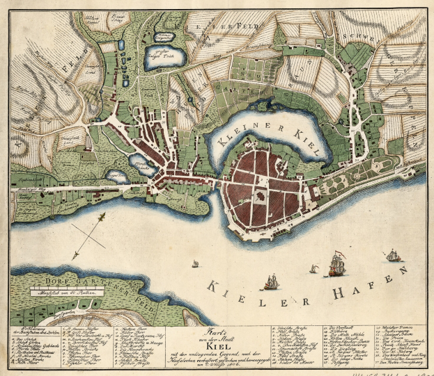 Ein alter Stadtplan von Kiel, Deutschland, der Straßen, Gebäude, Sehenswürdigkeiten und Boote auf dem Wasser zeigt, mit Text unten.
