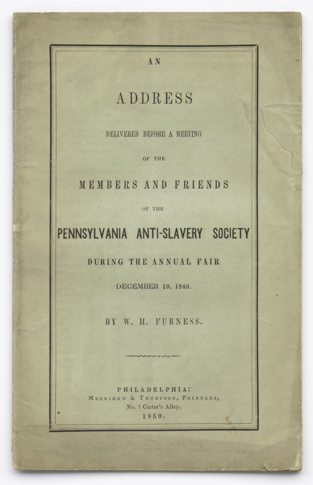 Offenes Buch mit dem Titel "Eine Ansprache vor einer Versammlung der Mitglieder und Freunde der Pennsylvania Anti-Sklaverei-Gesellschaft während der jährlichen Messe" mit einer Seite schwarzer Tintenschrift.