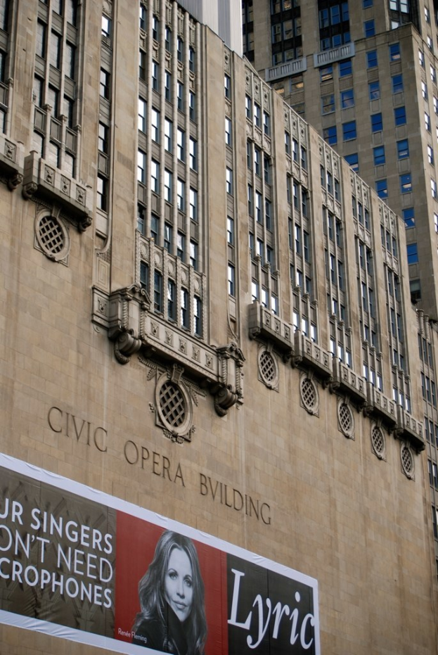 Ein Banner an einem Gebäude mit Gebäuden oben sichtbar.