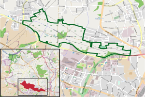 Ein detaillierter Stadtplan von Berlin mit einer grünen Linie, die den vorgeschlagenen Weg anzeigt, mit Straßen, Parks und Sehenswürdigkeiten auf einem weißen Hintergrund.