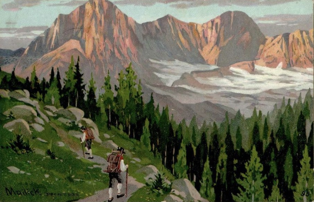 Zwei Menschen beim Wandern auf einem Berg mit Rucks├Ącken, umgeben von B├Ąumen, H├Ąngen und einem bew├Âlktem Himmel, mit Text unten.