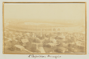 Altes Schwarz-Weiß-Foto eines Stadions in städtischer Umgebung mit umgebenen Gebäuden, Bäumen und Strommasten, mit Text unten.