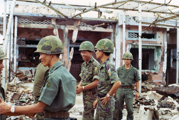 Ein abgerissenes Haus mit einigen Soldaten in der Nähe.