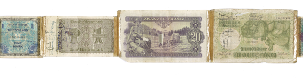 Altes Buch mit verstreuten deutschen Banknoten in verschiedenen Nennwerten, darunter 1, 2, 5, 10, 20, 50 und 100 Mark.