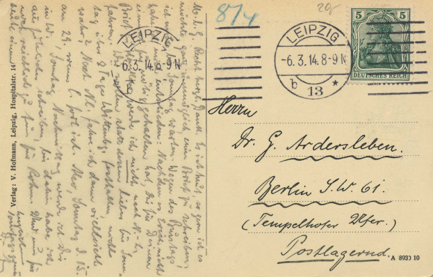 Eine alte Postkarte mit einer Briefmarke, die an ein Krankenhaus in Leipzig, Deutschland, adressiert ist und Text auf beiden Seiten aufweist.