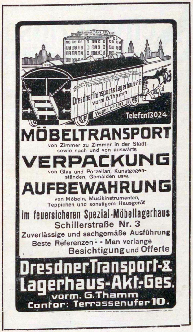 Anzeige für einen Zug mit einem Zugbild, Text 'Dresdner Transport & Lagerhaus-Akt-Ges' und ein paar Gebäuden im Hintergrund.