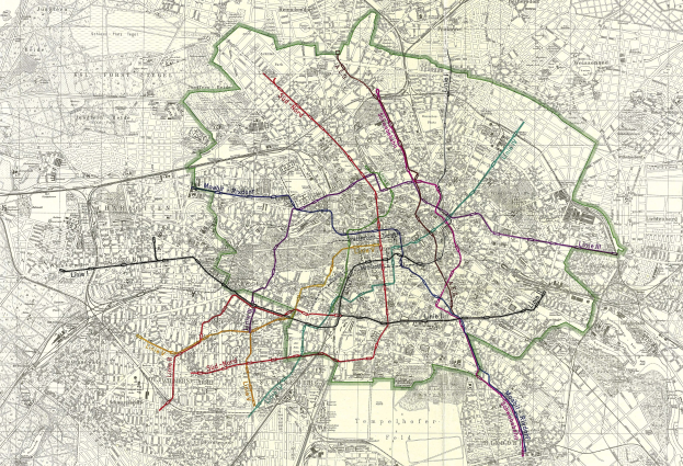 Farbenfrohe Linien über einer alten Karte von Berlin, Deutschland, die die Route des Berliner U-Bahn-Systems anzeigt.
