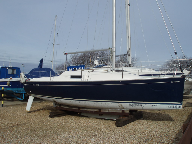 Ein Sandbaggersegelschiff ist in der Mitte des Bildes zu sehen.