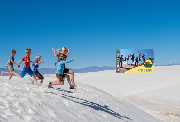 Gruppe von Kindern, die über eine weiße Sanddüne im Death Valley National Park laufen, mit Hügeln im Hintergrund und einem klaren blauen Himmel, und einer Werbekarte auf der rechten Seite.