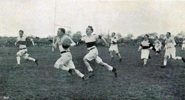 Schwarzes und weißes Foto von Männern, die Rugby auf einem grasigen Feld mit Bäumen und Pfosten im Hintergrund spielen, beschriftet mit "1930er Jahre Rugby League."