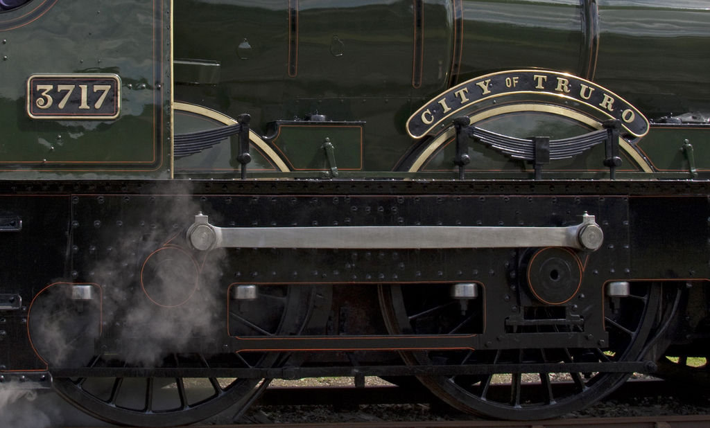 Ein Zug auf einer Schiene.