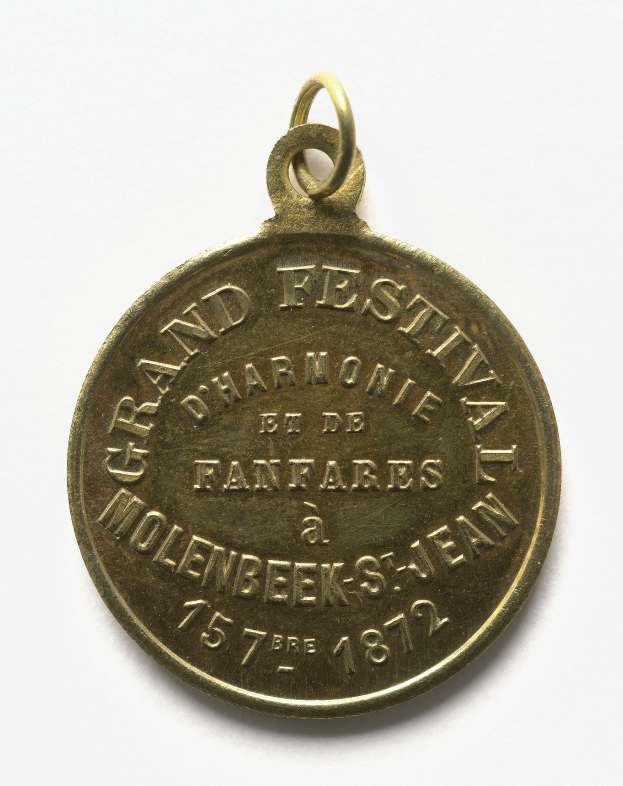 Eine Goldmedaille mit der Aufschrift "Großes Fest" auf weißem Hintergrund.