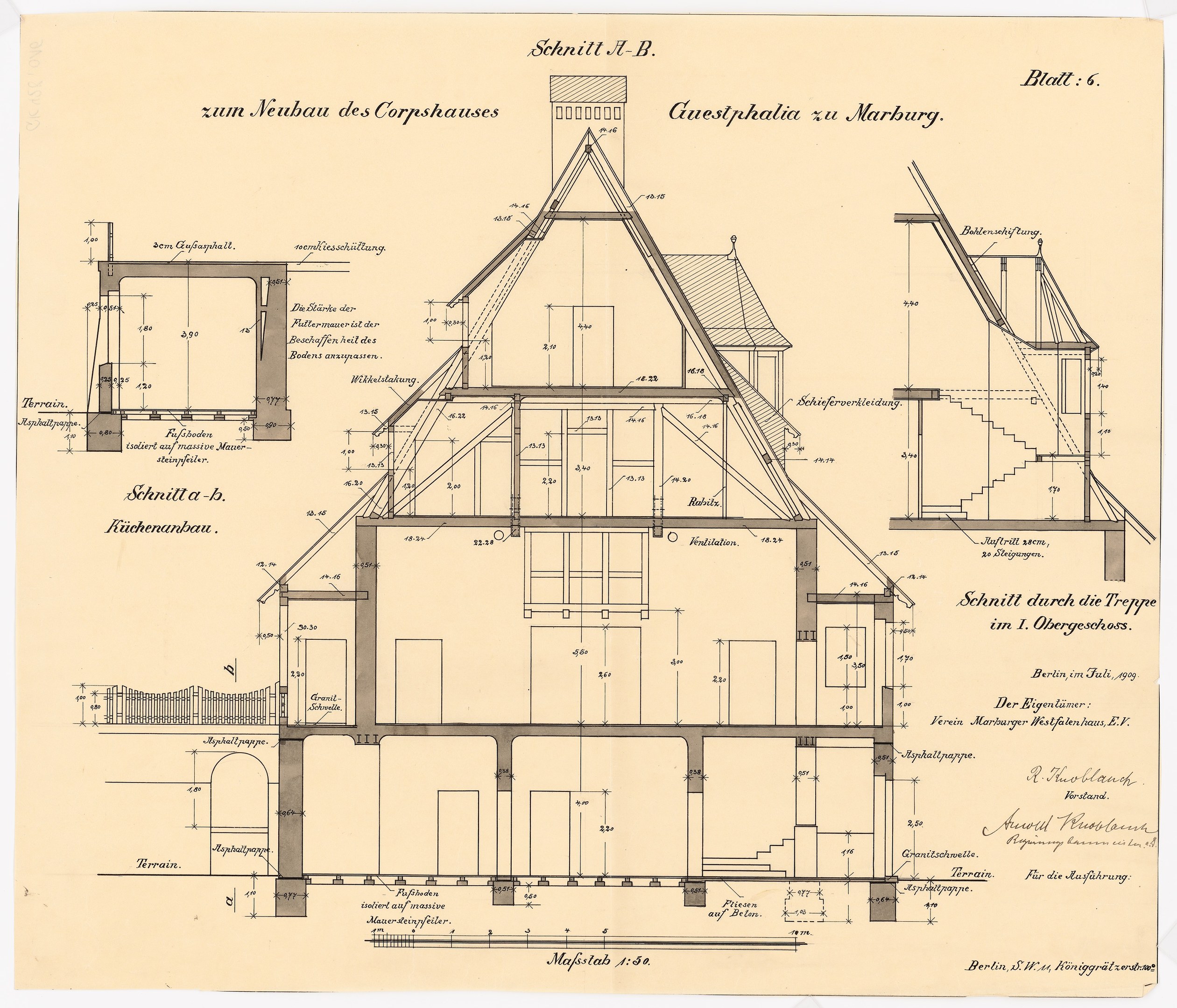 Ein detailliertes architektonisches Zeichnung eines historischen Hauses mit zahlreichen Fenstern und einem geneigten Dach, begleitet von Text und Plänen auf altem Papier.