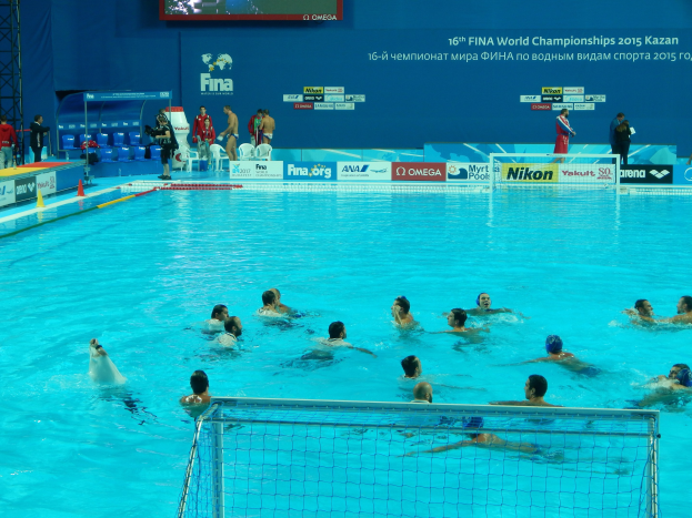 Wasserballspieler bei den FINA-Weltmeisterschaften 2015 in Kazan im Pool.