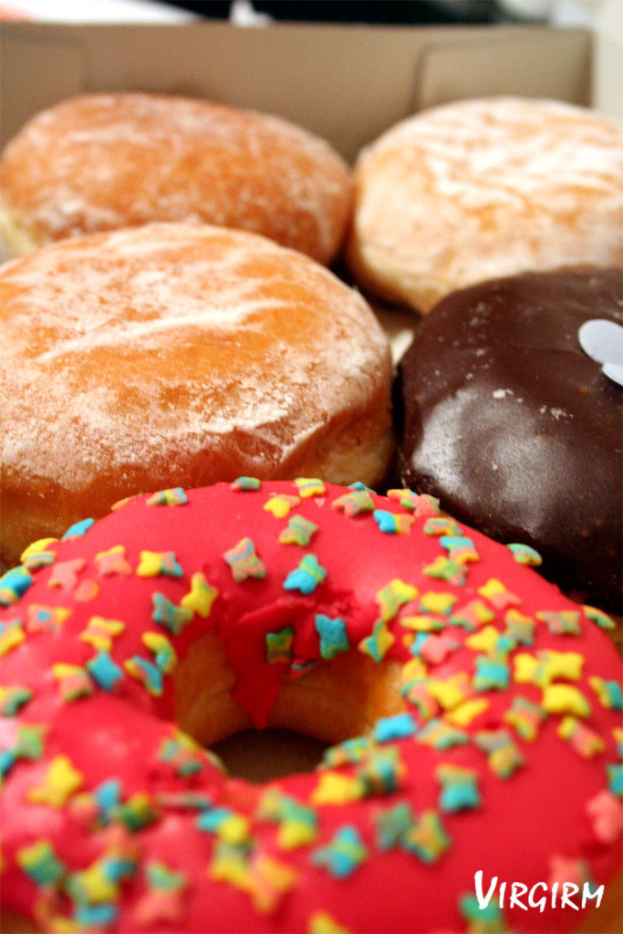 Eine Schachtel Donuts mit Text am unteren Bildrand.