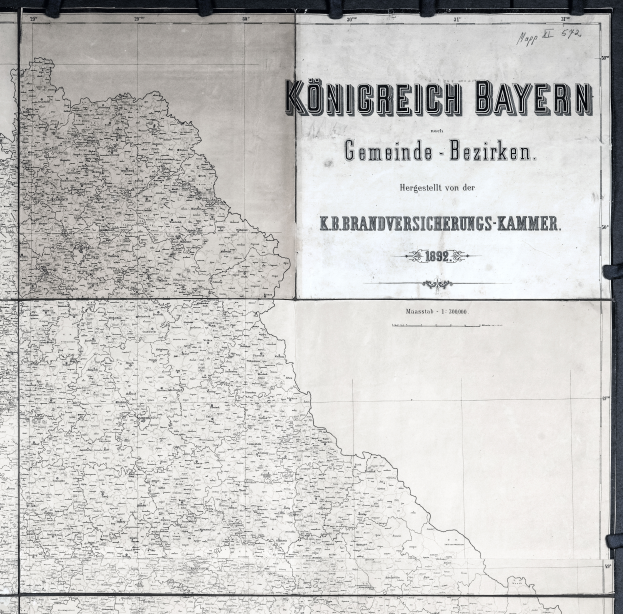 Eine detaillierte Schwarz-Weiß-Karte von Königreich Bayern, Deutschland, die geographische Merkmale wie Flüsse, Berge und Städte zeigt und informative Texte enthält.