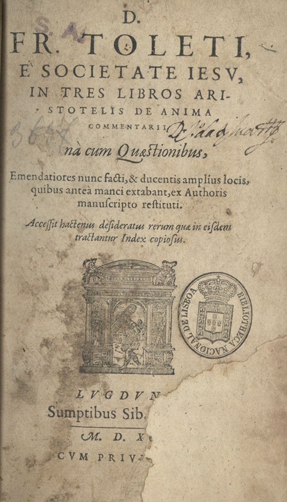 Ein altes Buch mit Text und einer Illustration, das ein altes Siegel auf seinem Cover trägt.