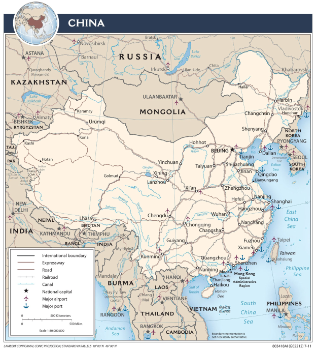 Detailierte politische Landkarte von China mit Nachbarländern, wichtigen Städten, Flüssen und geografischen Merkmalen, begleitet von erklärendem Text und einem Logo.