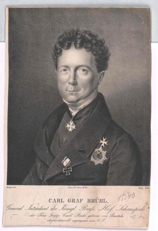 Ein Schwarz-Weiß-Porträt von Carl Graf Bruhl, einem General des Deutschen Reichs, in einem medaillenbesetzten Mantel, mit einem texttragenden Papier unten.