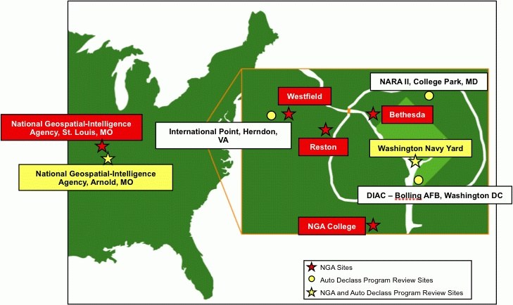 Eine detaillierte Karte der Vereinigten Staaten, die die Standorte der National Geospatial Intelligence Agency mit fetter Schrift hervorhebt und geografische Merkmale wie Flüsse, Berge und Städte zeigt.