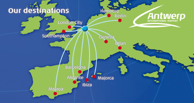 Eine Europakarte, die den Antwerp International Airport hervorhebt, mit Flugdetails wie Ziel, Abflug- und Ankunftszeiten und Reisezeit.