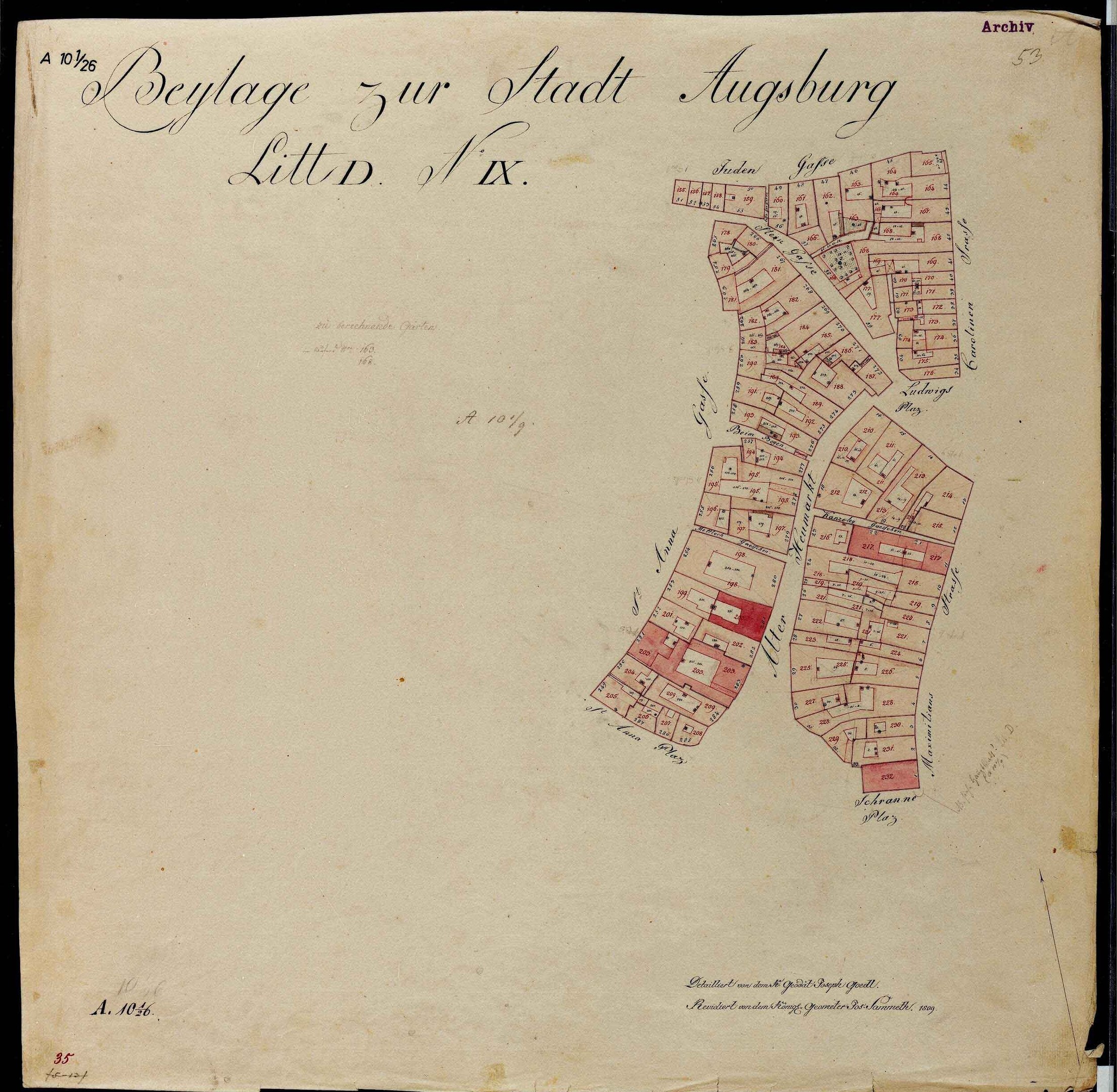 Altes Buch mit einem detaillierten Stadtplan von Augsburg, der Straßen, Gebäude und Sehenswürdigkeiten zeigt und von Text begleitet wird, der zusätzliche Informationen bietet.