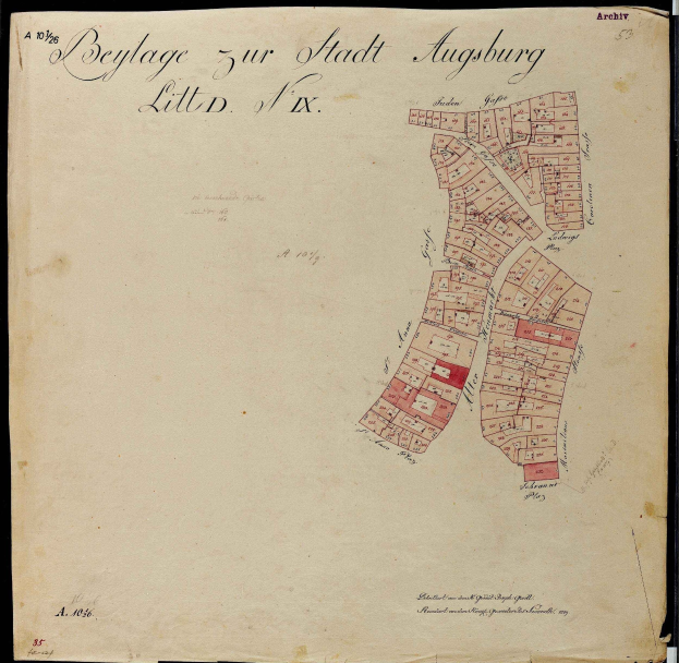 Altes Buch mit einem detaillierten Stadtplan von Augsburg, der Straßen, Gebäude und Sehenswürdigkeiten zeigt und von Text begleitet wird, der zusätzliche Informationen bietet.