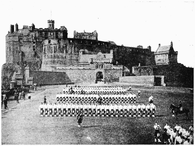 Schwarzes und weißes Bild einer Gruppe von Menschen vor Edinburgh Castle, einige zu Pferd und andere stehen.