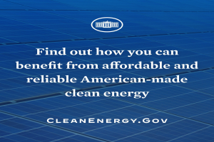 Plakat mit einem blauen Kreis-Logo, das einen weißen Stern enthält, sowie weißen Text, der "Finden Sie heraus, wie Sie von erschwinglicher und zuverlässiger amerikanischer Made Clean Energy profitieren können", vor einem hellblauen Hintergrund zeigt.