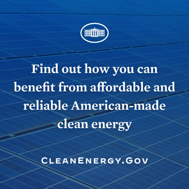 Plakat mit einem blauen Kreis-Logo, das einen weißen Stern enthält, sowie weißen Text, der "Finden Sie heraus, wie Sie von erschwinglicher und zuverlässiger amerikanischer Made Clean Energy profitieren können", vor einem hellblauen Hintergrund zeigt.