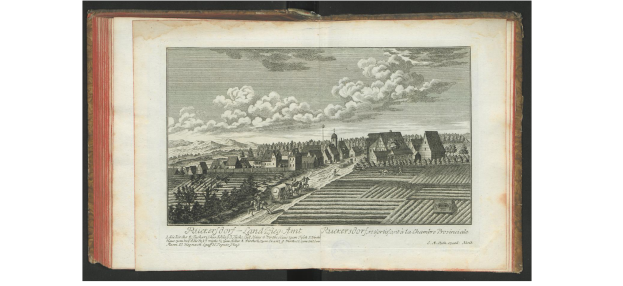 Ein offenes Buch mit dem Titel "Landschaft des Rheinlands" aus dem Jahr 1805, das eine Zeichnung eines Dorfes mit Häusern, Bäumen, Hügeln und Wolken am Himmel zeigt