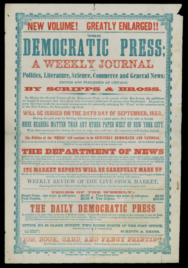 Schwarzer Hintergrund mit weißer Schrift, die "Demokratische Presse: Eine Wochenzeitung" auf einem Papier liest.