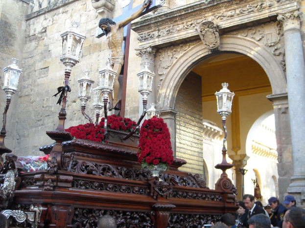 Eine mit Blumen und Lampions geschm"{u}ckte B"{u}hne, mit einigen Menschen auf der unteren rechten Seite und einem Geb"{a}ude mit Statuen und Arkaden im Hintergrund.