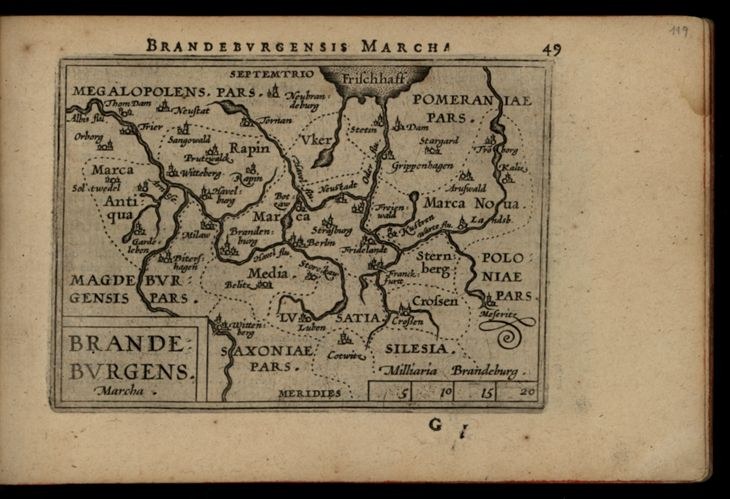 Altes Buch mit einer detaillierten Karte der Brandenburg-Region Deutschlands auf einem schwarzen Hintergrund, das geografische Merkmale und Städte zeigt.
