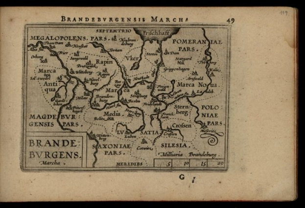 Altes Buch mit einer detaillierten Karte der Brandenburg-Region Deutschlands auf einem schwarzen Hintergrund, das geografische Merkmale und Städte zeigt.