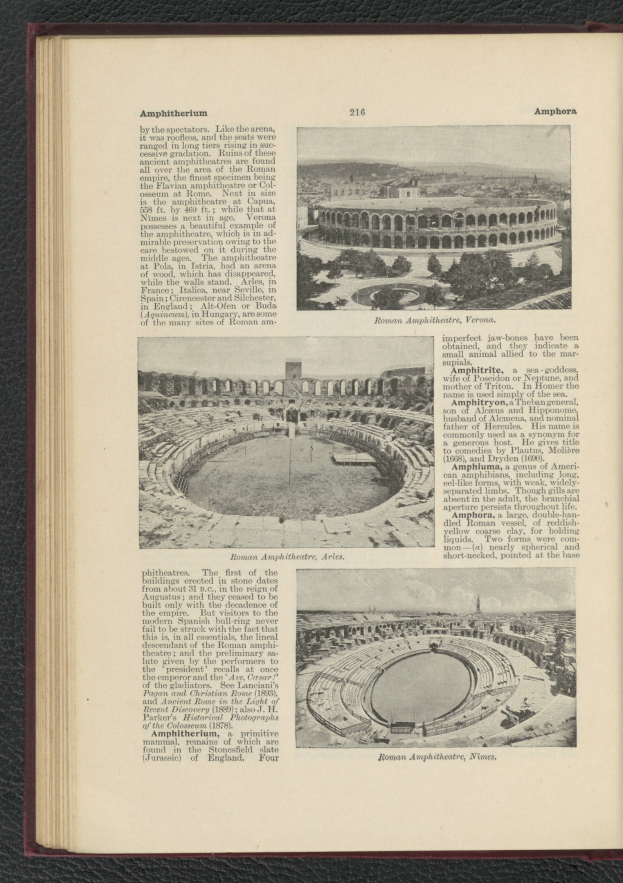 Offenes Buch mit Stadionfoto und Text- und Bildinformationen zum Veranstaltungsort.